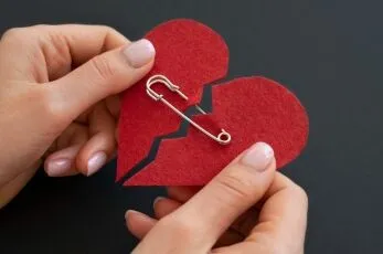 Le contrôle coercitif dans les relations intimes : Comprendre la dynamique, repérer les signaux et évaluer les impacts